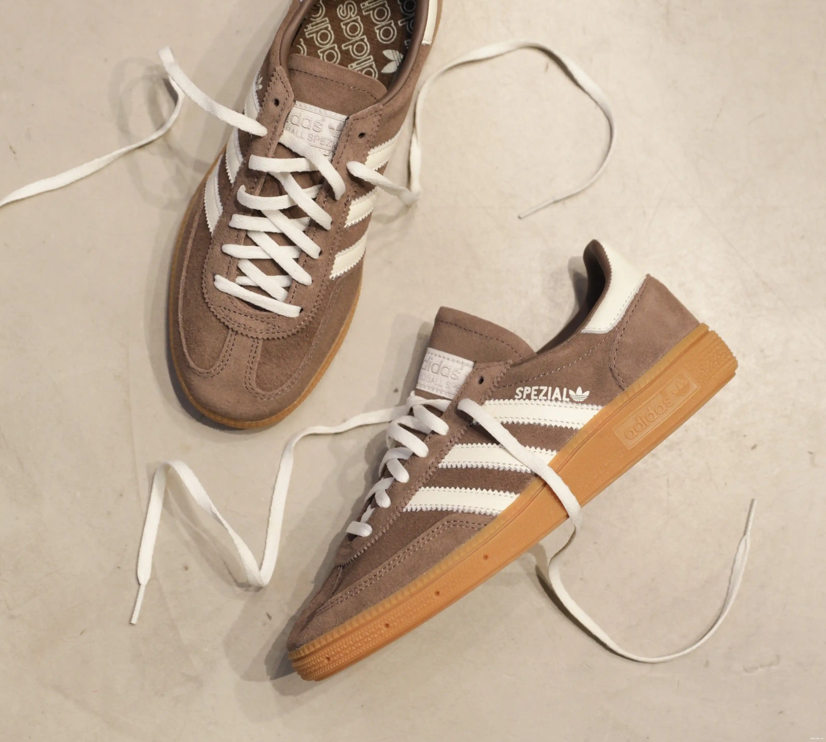 Strata adidas Gum Earth Handball Spezial W 0522